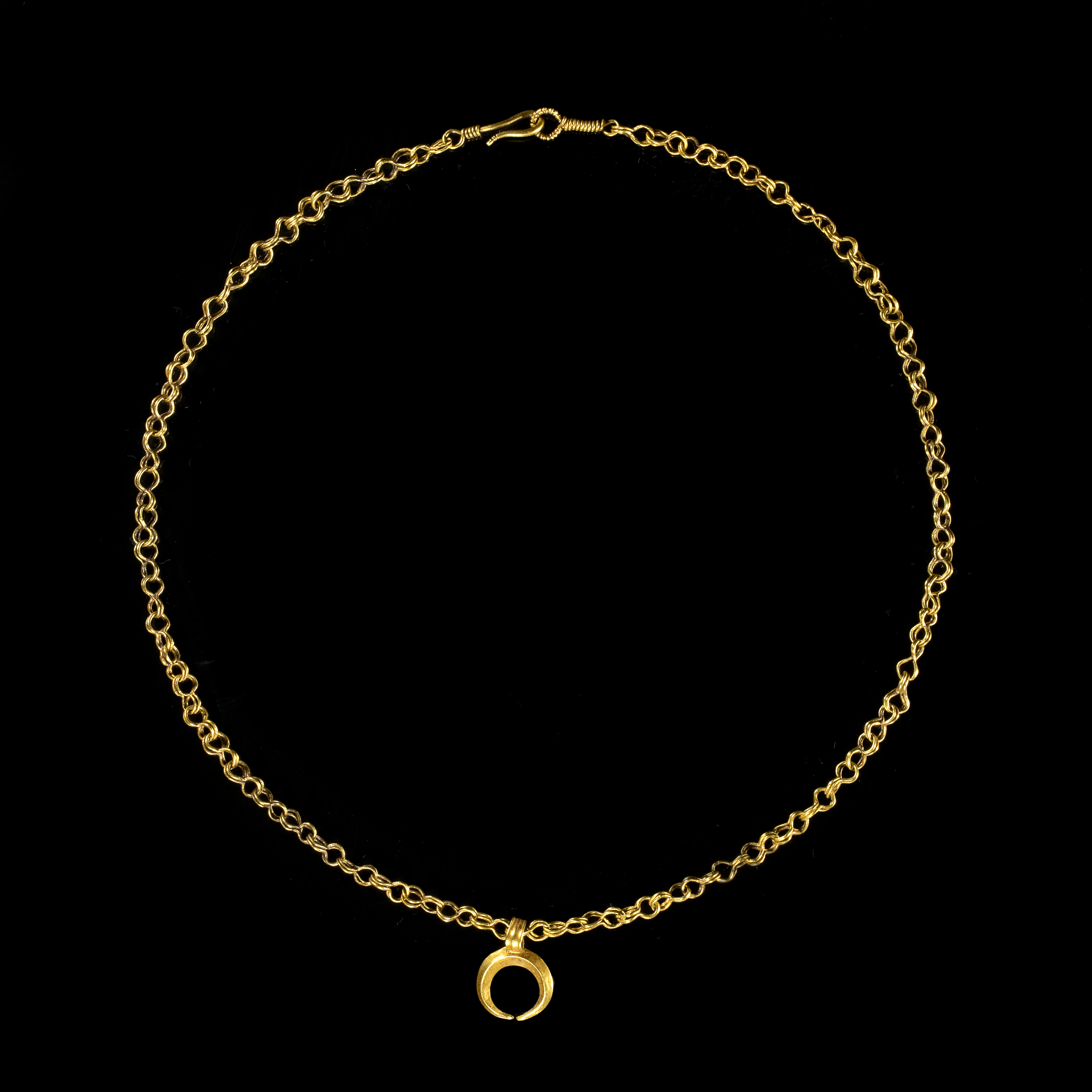  A Roman gold necklace with crescent-shaped pendant. 